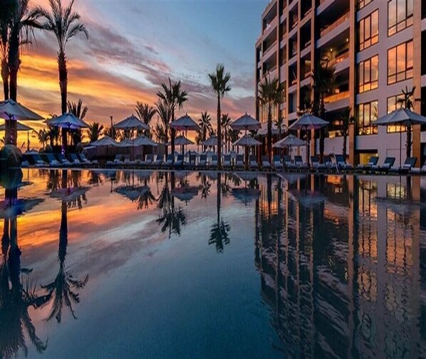 Una piscina al aire libre, una piscina climatizada