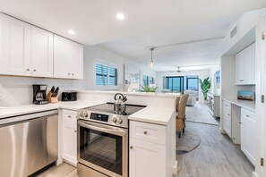 Frigorífic, microones, forn i placa de cuina