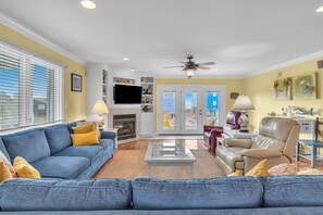 Televisión de pantalla plana, chimenea, reproductor de DVD y libros 