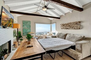 Smart TV, fireplace