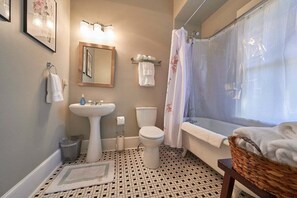 Kombinert dusj/badekar, hårføner og håndklær