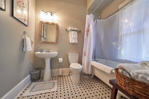 Duschwanne, Haartrockner, Handtücher