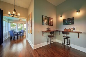 Interior - Ruth's Cottage: Cozy Farmhouse in Downtown Carlton (Carlton)