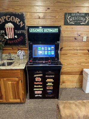 Interior - MAJESTIC MEMORIES - 3 LEVEL CUSTOM CABIN! (Sevierville)
