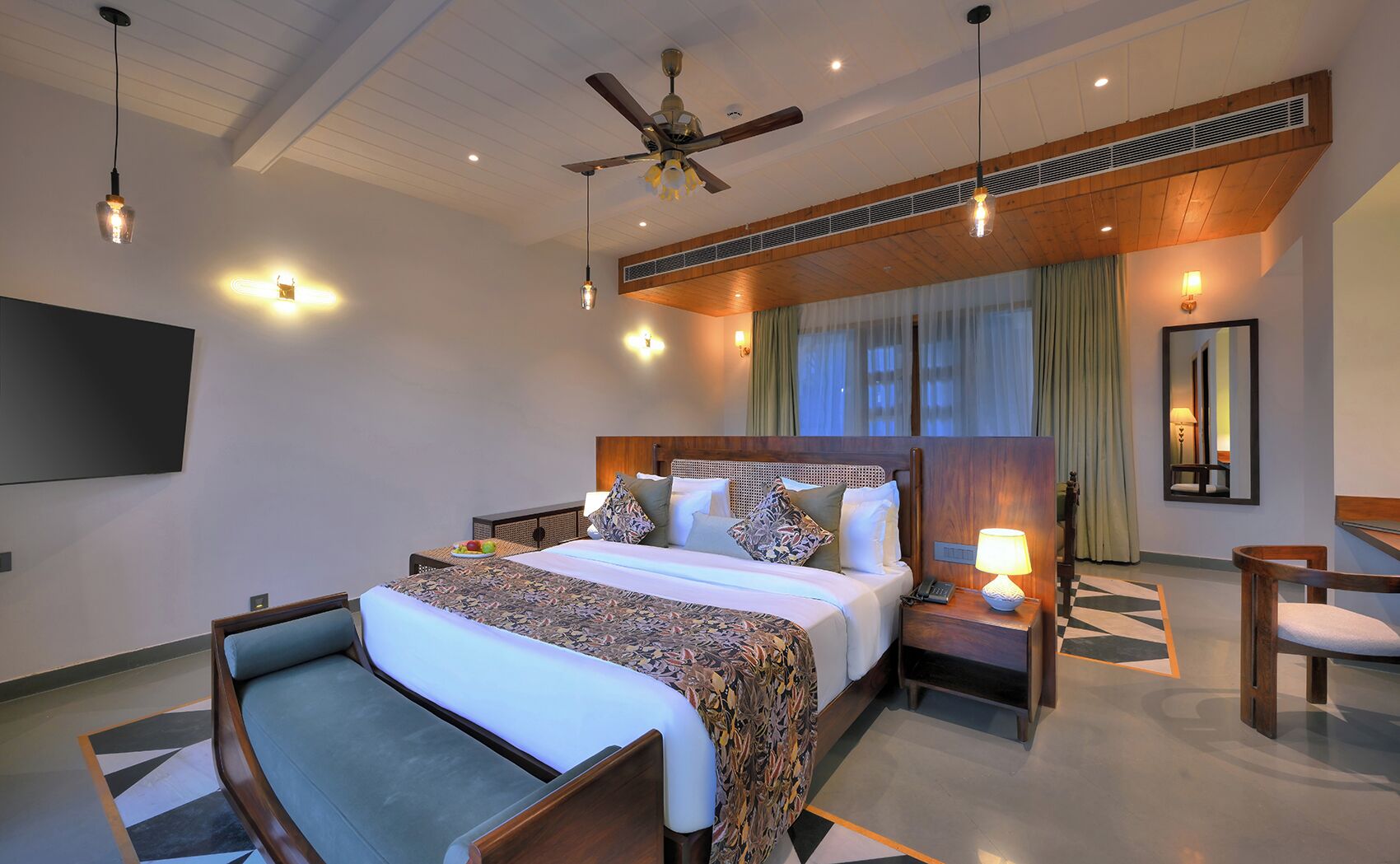 Premium Suite | Desk, laptop workspace, free WiFi, bed sheets