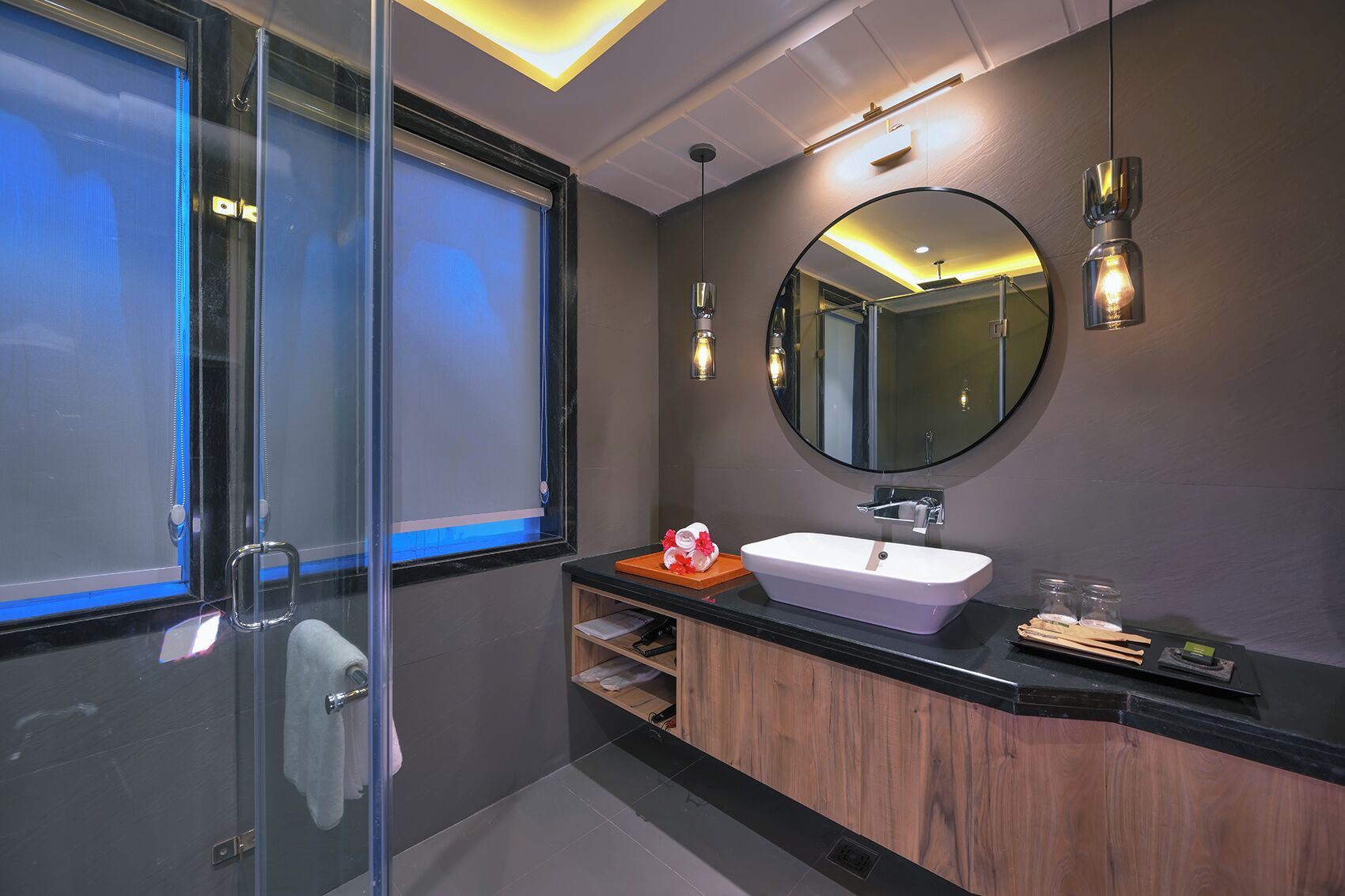 Shower, hydromassage showerhead, free toiletries, hair dryer