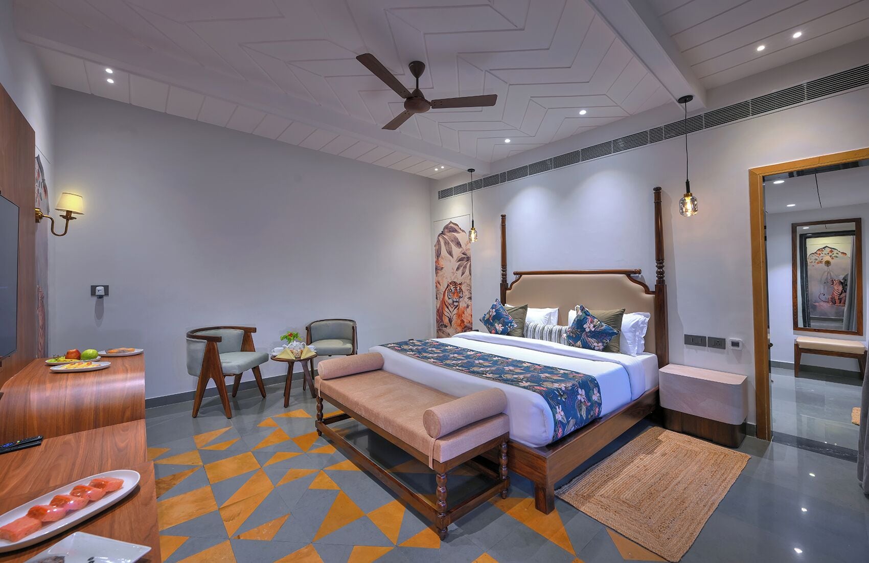 Desk, laptop workspace, free WiFi, bed sheets