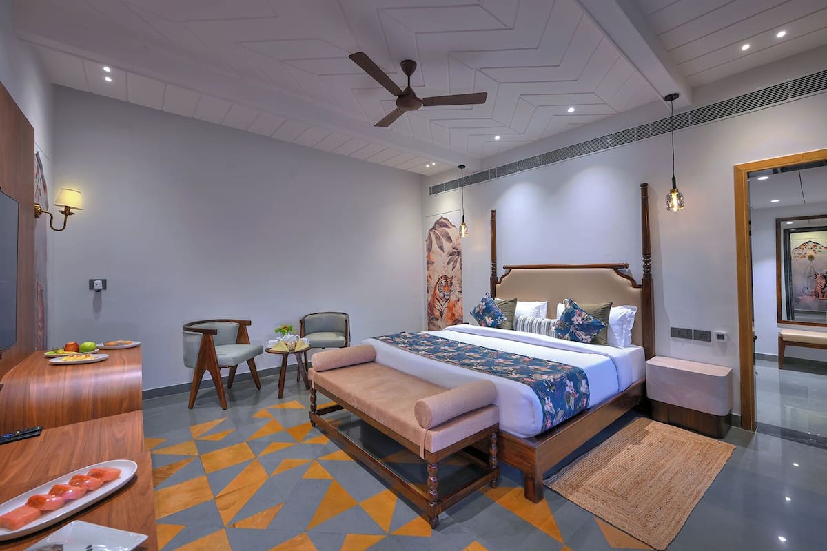 Desk, laptop workspace, free WiFi, bed sheets