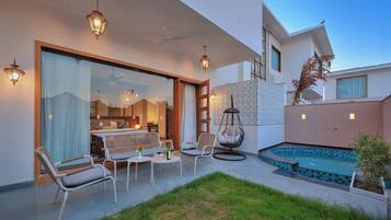 Premium Suite | Desk, laptop workspace, free WiFi, bed sheets