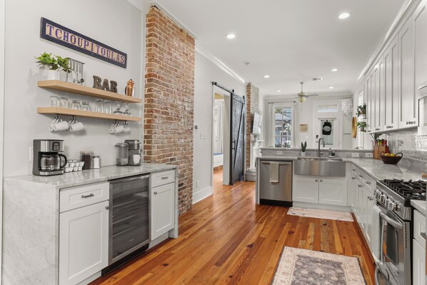 冰箱、微波炉、烤箱、炉灶