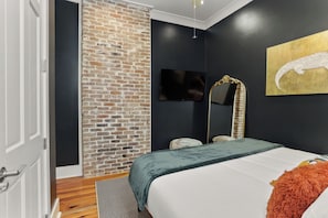 3 habitaciones, escritorio y tabla de planchar con plancha 
