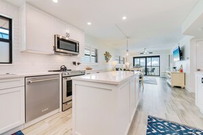 Fridge, microwave, oven, stovetop - OCEAN'S REACH 3D4: 2-Bdrm, Top Floor/Corner Unit w/Panoramic Gulf Views! (Sanibel Island)