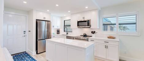 Réfrigérateur, micro-ondes, four, plaque de cuisson