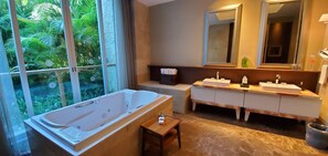 Hårtork, handdukar, tvål och schampo