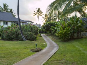 Property grounds - Greenbelt 3BR/3BA villa with pool, A/C and 10min walk to the beach (Koloa)