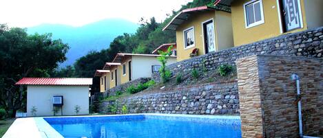 Una piscina cubierta, una piscina al aire libre