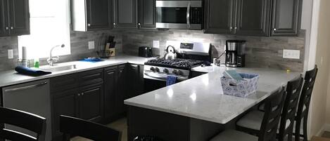 Réfrigérateur, four à micro-ondes, un four, surface de cuisson