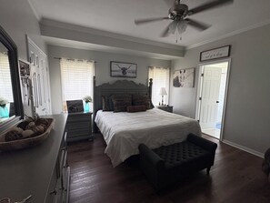 3 bedrooms, desk, iron/ironing board, free WiFi - Football Games, A&M Events, Parents Night, etc..our home wins! (College Station)