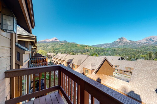 Two-story mountain condo with fireplace & beautiful views