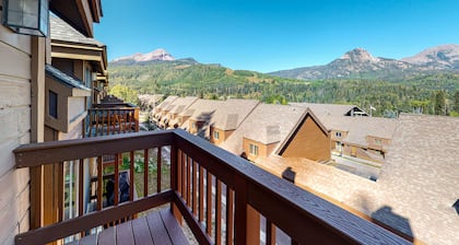 Two-story mountain condo with fireplace & beautiful views