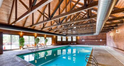 Two-story mountain condo with fireplace & beautiful views