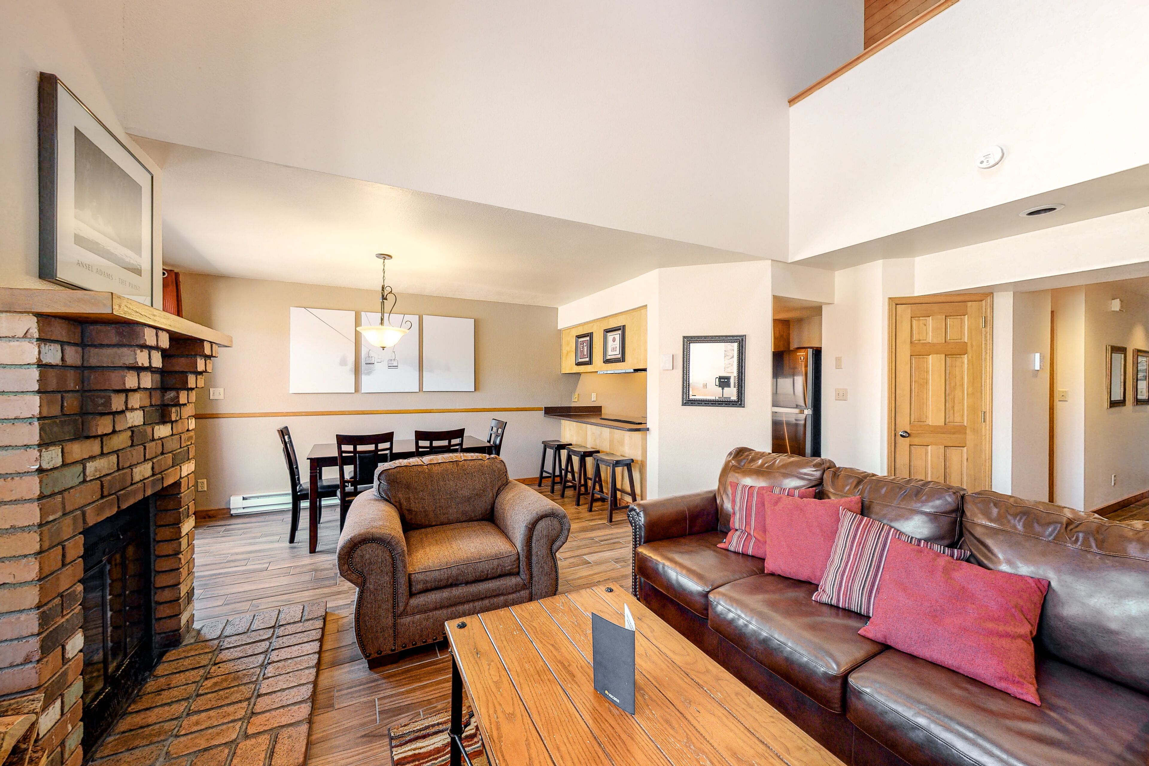 电视、壁炉、书