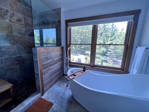 Badewanne, Haartrockner, Handtücher, Seife