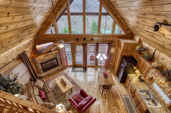 Fernseher, Kamin, DVD-Player