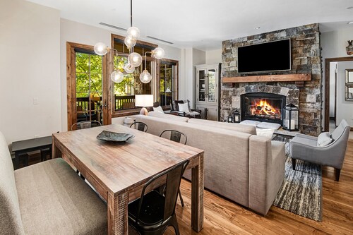 5 Star Luxury - Truly Ski in/ ski out 2 bedroom spacious condo Bachelor Gulch