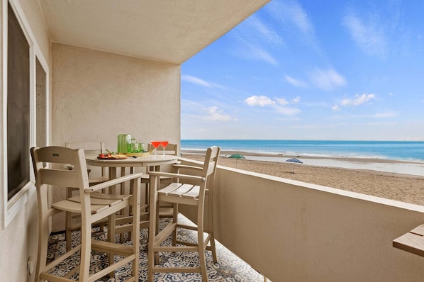 Outdoor dining - Luxury Oceanfront Condo | Panoramic Views, California King & Beach Access (Carpinteria)