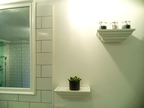 Camera doppia | Bagno | Vasca e doccia separate, asciugacapelli, asciugamani, sapone