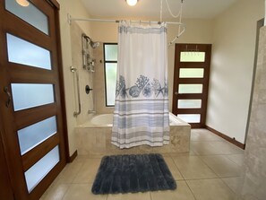 Chuveiro/banheira combinados, secador de cabelo, toalhas de banho 
