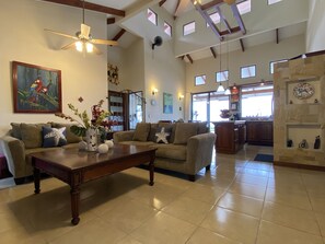 Smart-tv, dvd-spelare, böcker och en stereo