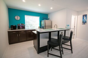 Kjøleskap, mikrobølgeovn, oppvaskmaskin og kaffetrakter/tekoker