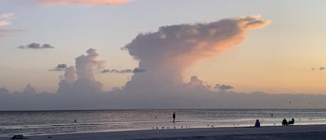 Am Strand, Liegestühle, Strandtücher