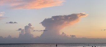Big Roomy Beach Cottage: 4 bd/3 ba -2,000 sq ft; 100 ft to beach path; priv pool