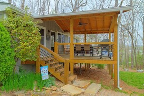 Outdoor dining - Overlook at Lake Burton - Beautiful views of Lake (Clarkesville)