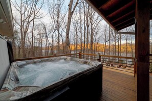 Outdoor spa tub - Overlook at Lake Burton - Beautiful views of Lake (Clarkesville)