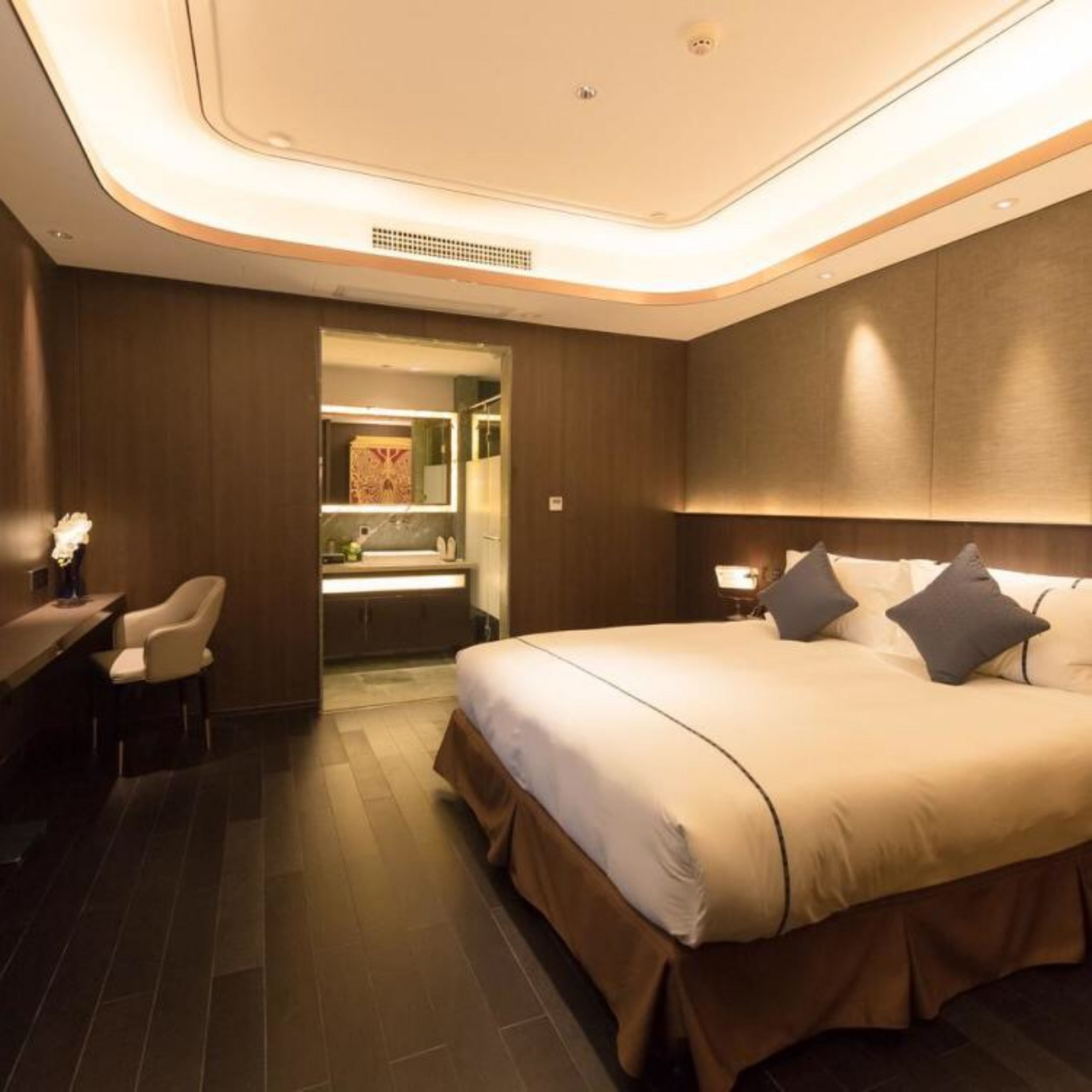 exclusive double room | desk, blackout curtains, free wifi, bed sheets