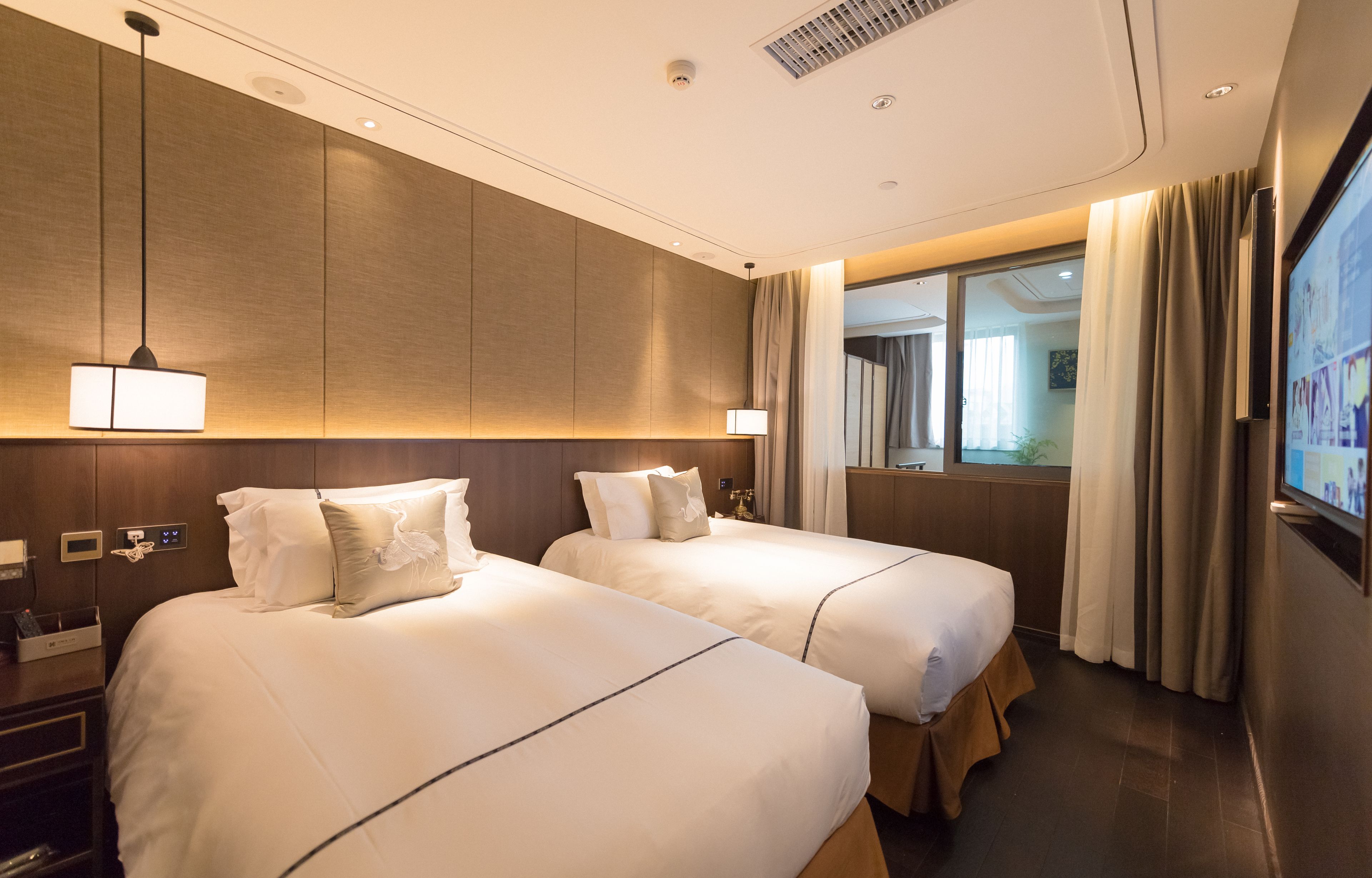 twin suite | living room | tv