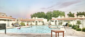 21-- St George Condo 1king, 1Queen, fold down chair -pool, hot tub.