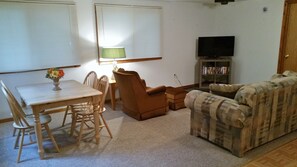 Télévision, lecteur de DVD, vidéothèque