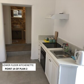 Kühlschrank, Ofen, Geschirrspüler, Wasserkocher mit Kaffee-/Teezubehör