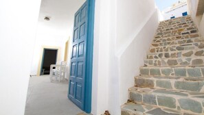 Un escalier extérieur menant à l’entrée d’un étage inférieur.