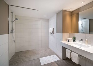 Suite - 1 dobbeltseng | Badeværelse | Bruser, miljøvenlige toiletartikler, hårtørrer, gulvvarme (badeværelse)