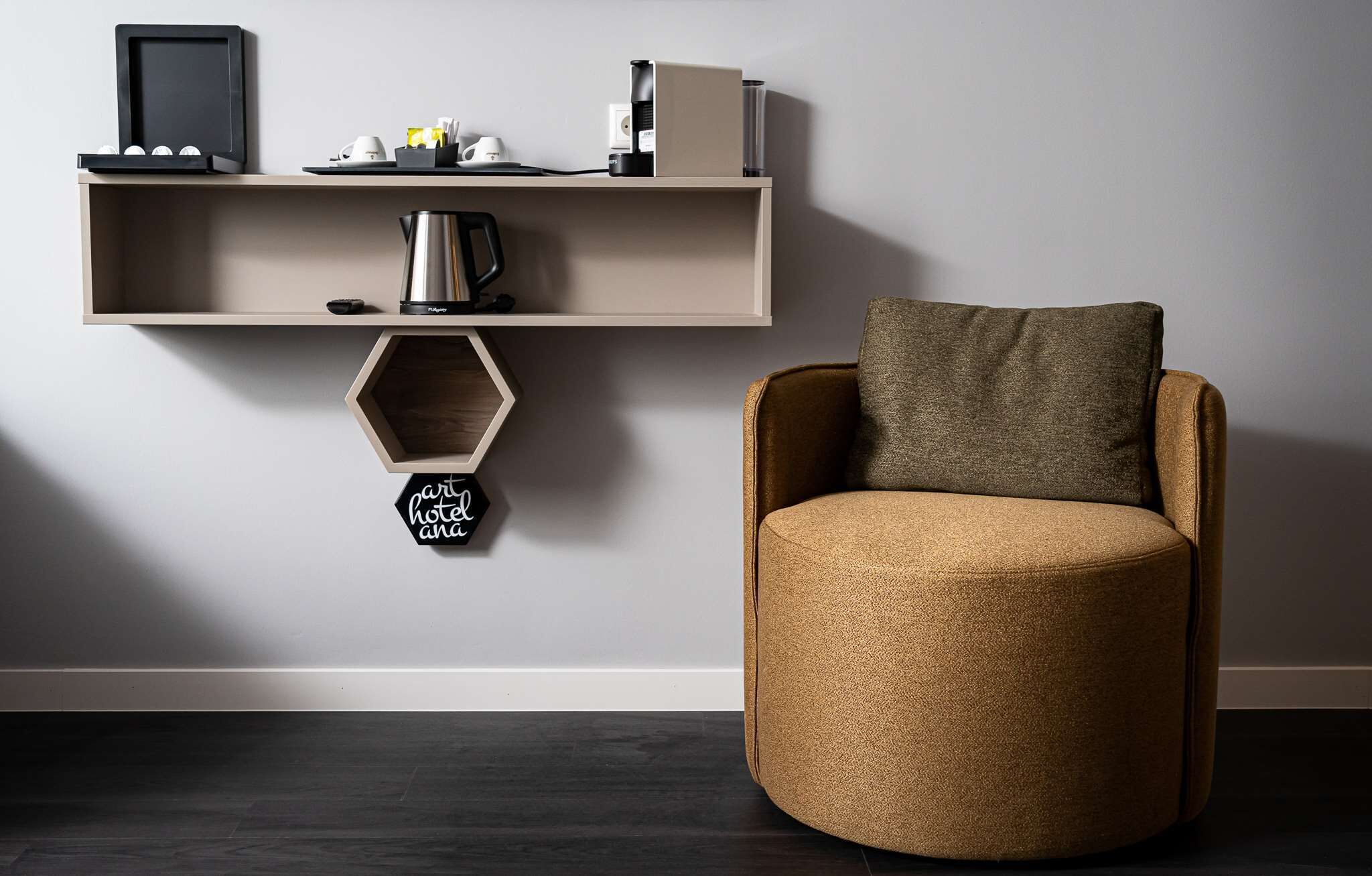 suite | premium bedding, in-room safe, desk, laptop workspace