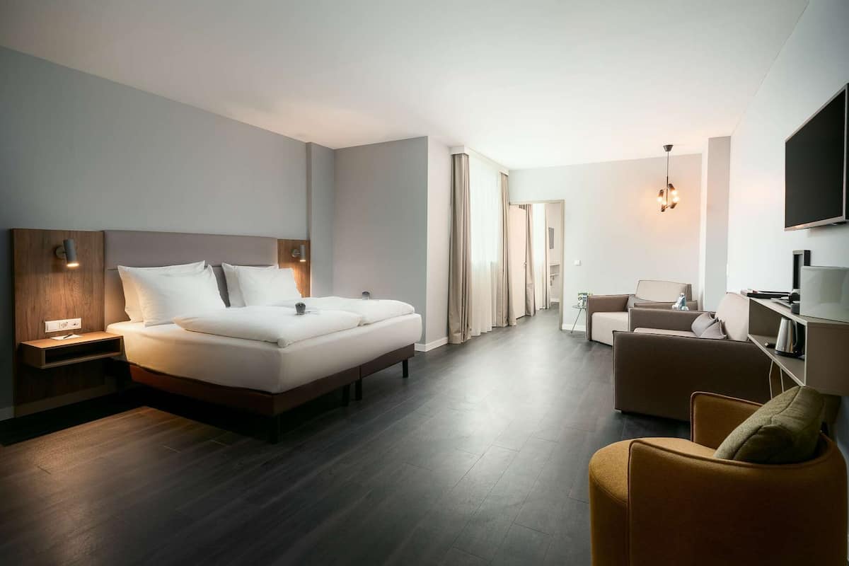 Premium bedding, in-room safe, desk, laptop workspace