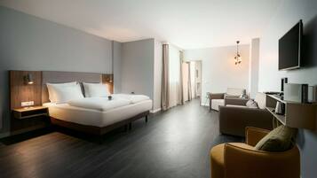 Luxe beddengoed, een kluis op de kamer, een bureau, een laptopwerkplek