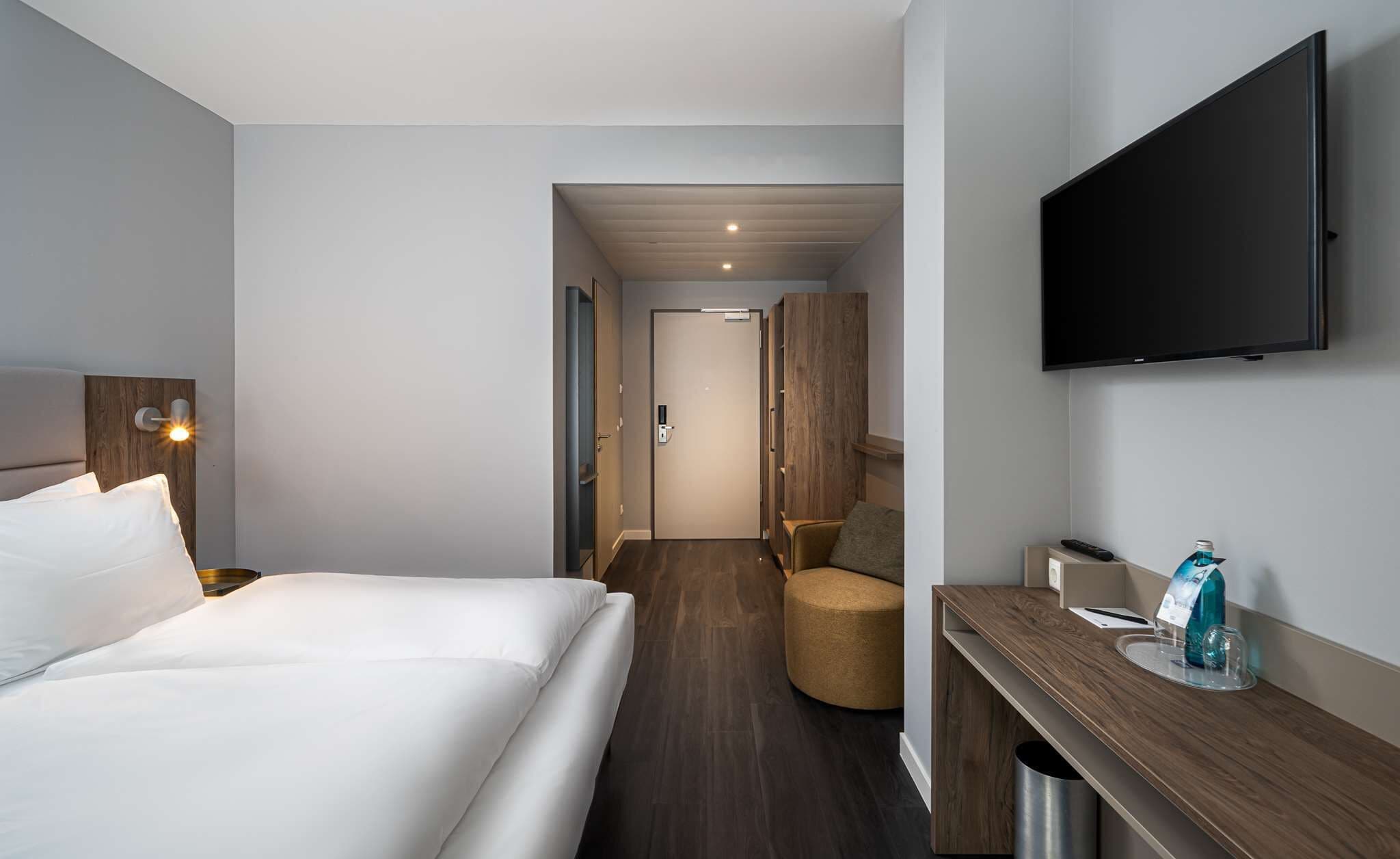 standard double room | premium bedding, in-room safe, desk, laptop workspace