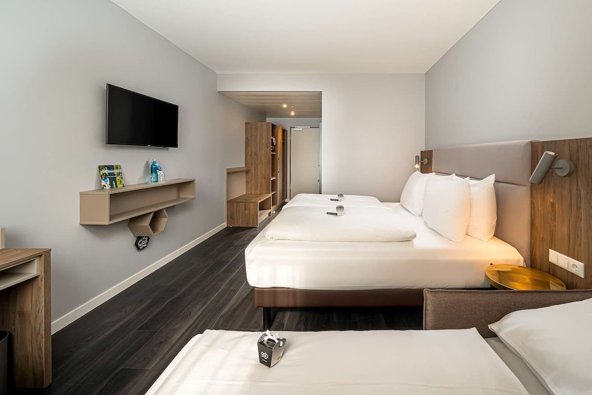 Standard Triple Room | Premium bedding, in-room safe, desk, laptop workspace